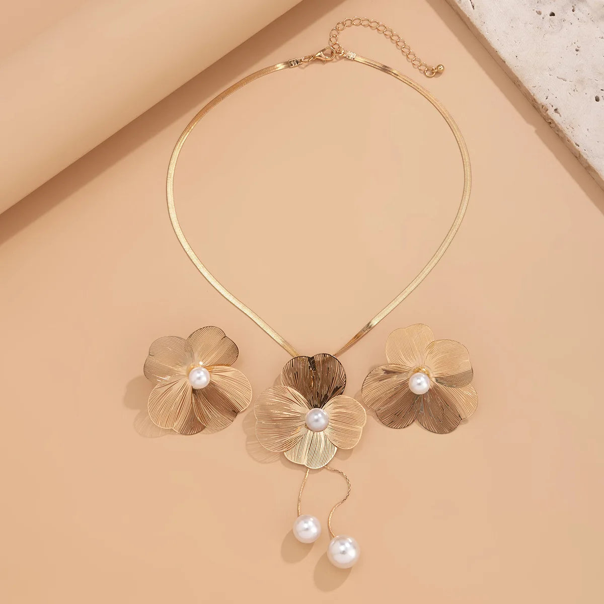 Elegant Flower Petal Choker Necklace & Earrings Set – Perfect Bridal Jewelry with Imitation Pearls for Weddings & Special Events 💍✨