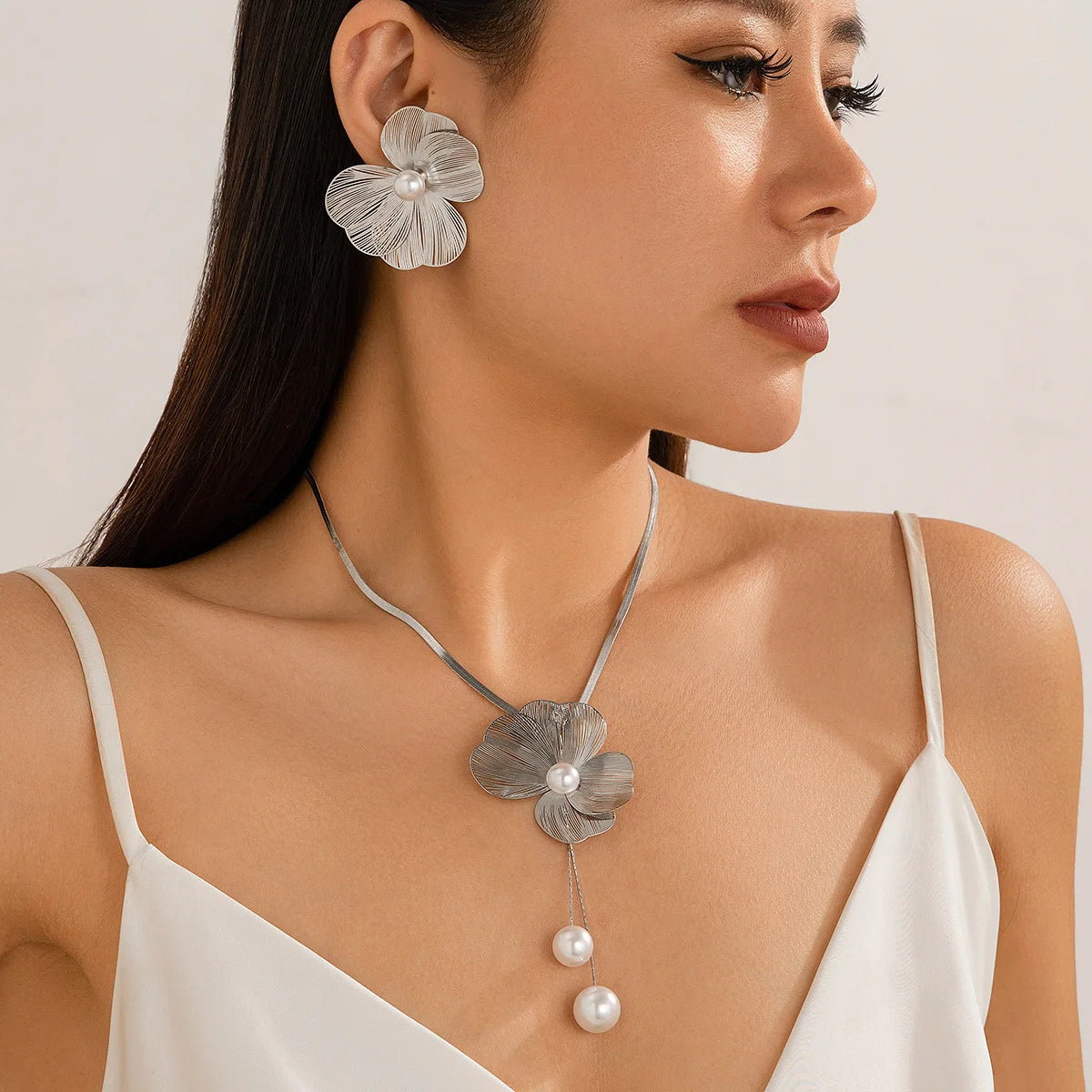 Elegant Flower Petal Choker Necklace & Earrings Set – Perfect Bridal Jewelry with Imitation Pearls for Weddings & Special Events 💍✨