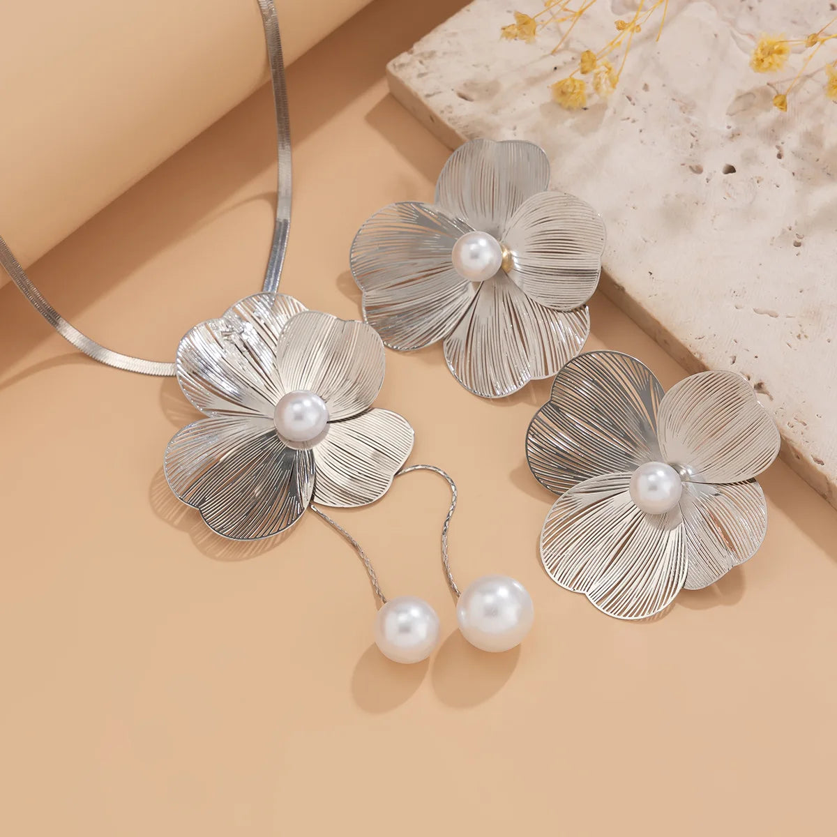 Elegant Flower Petal Choker Necklace & Earrings Set – Perfect Bridal Jewelry with Imitation Pearls for Weddings & Special Events 💍✨